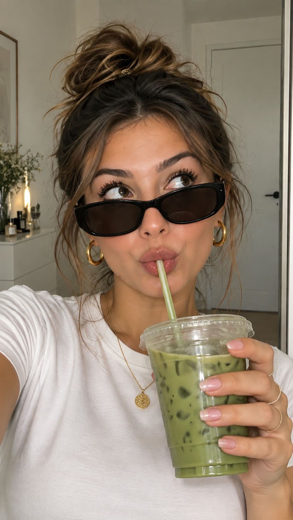 Mia mit Sonnenbrille und Matcha-Getränk