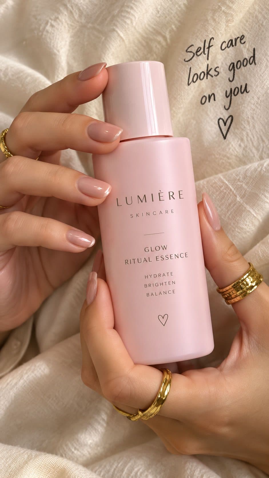 Hände halten eine rosa Essence-Flasche